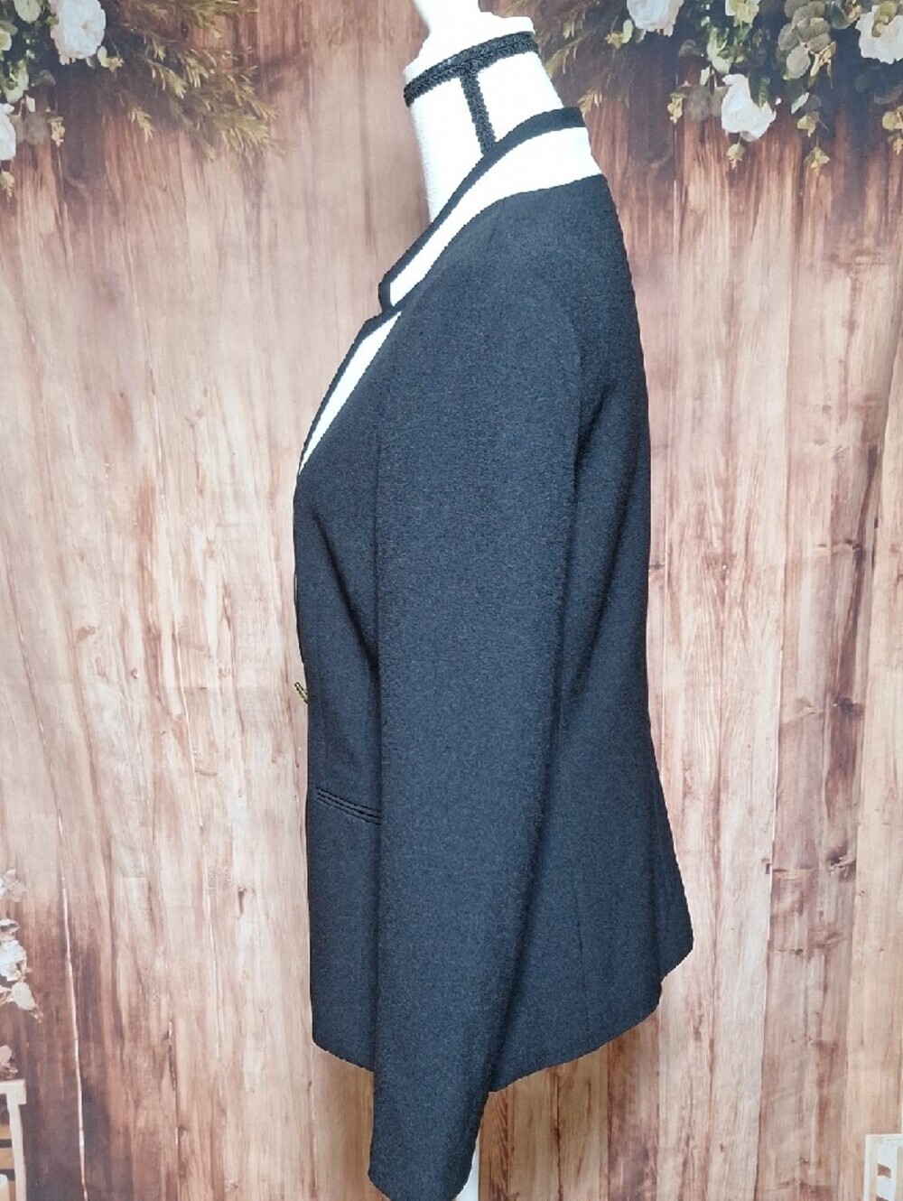 NWT Tahari Black Blazer with White Contrast Trim With Gold Closure - Picture 5 of 15